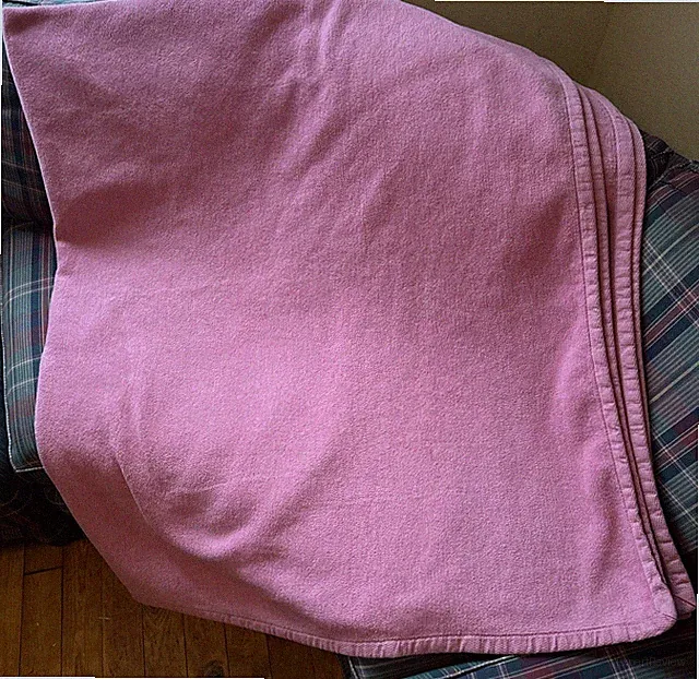 Cuddledown Pink 78”x 86” Queen Blanket Excellent Condition